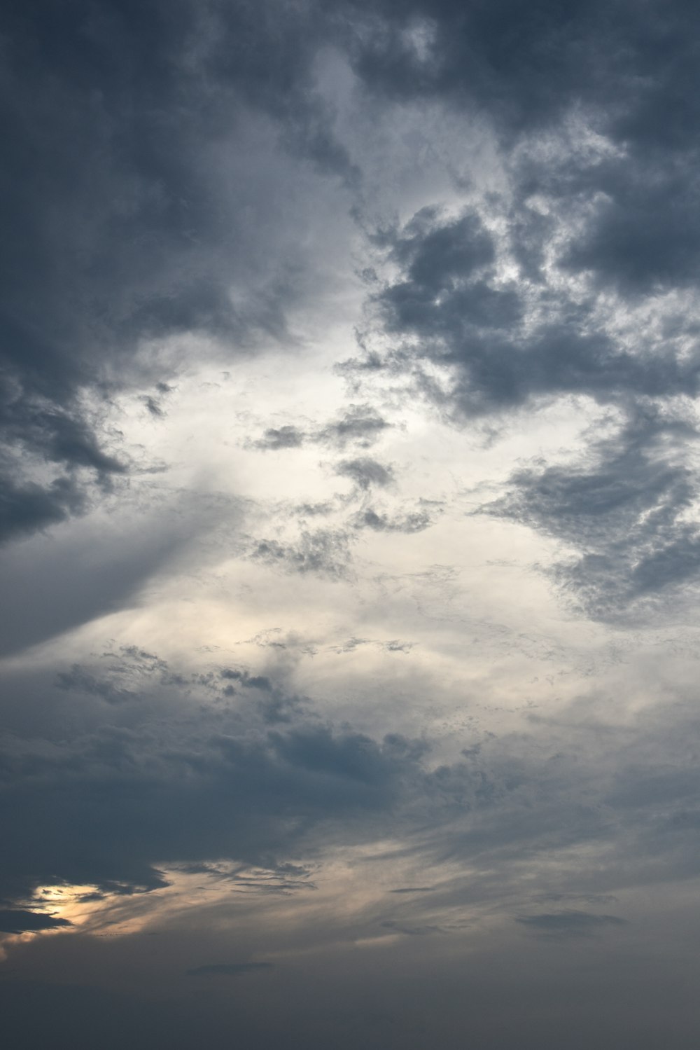 un cielo nuvoloso con nuvole leggere