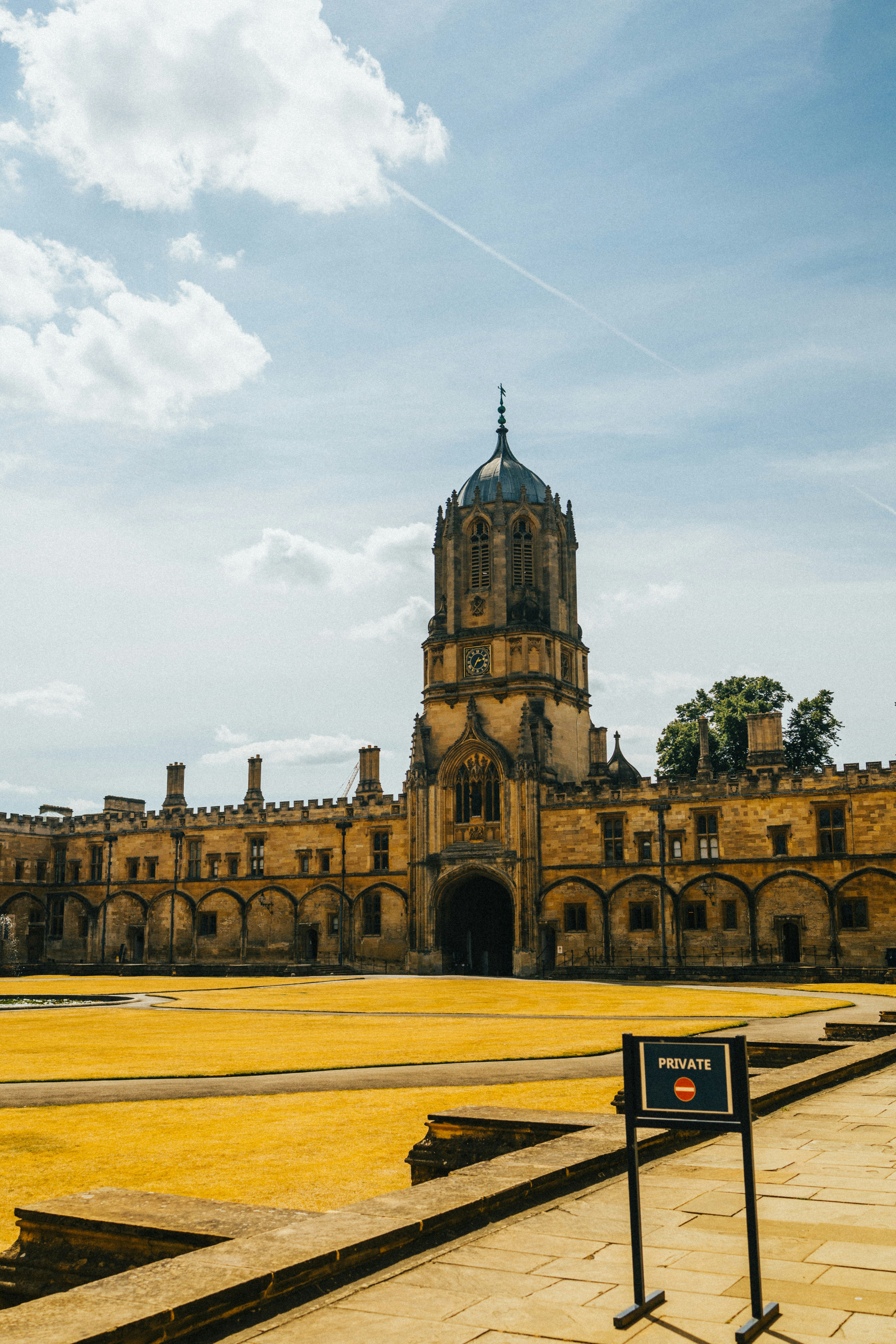 um grande edifício com uma torre