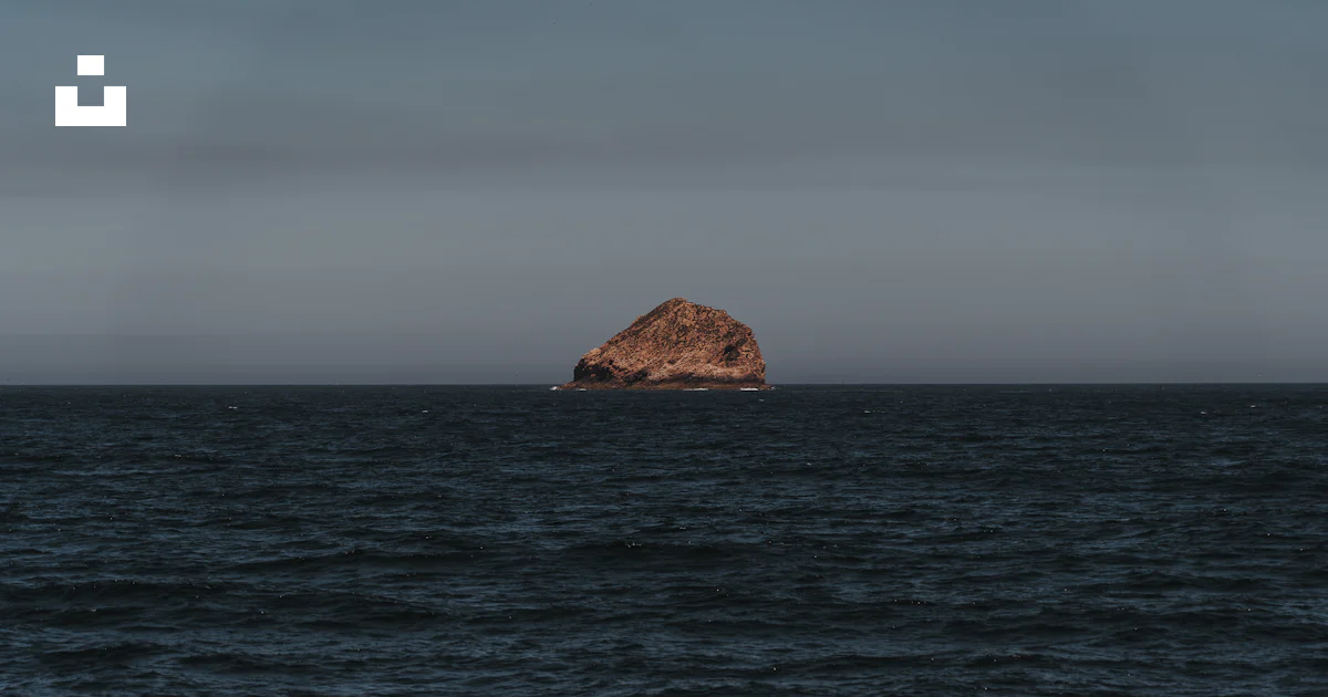 Gran Roca Una gran roca en medio del océano foto – Imagen de Berlengas gratuita ...