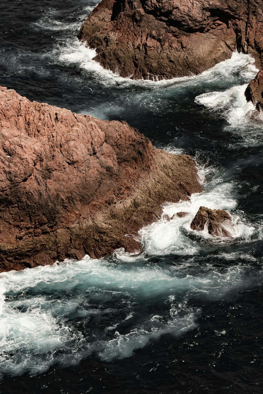 a rocky coast line