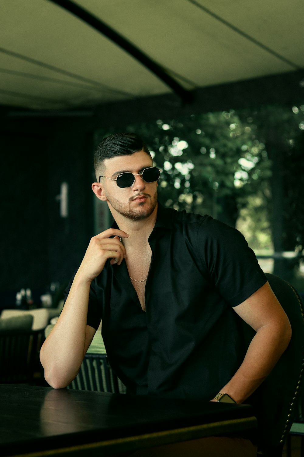 Un hombre con gafas de sol