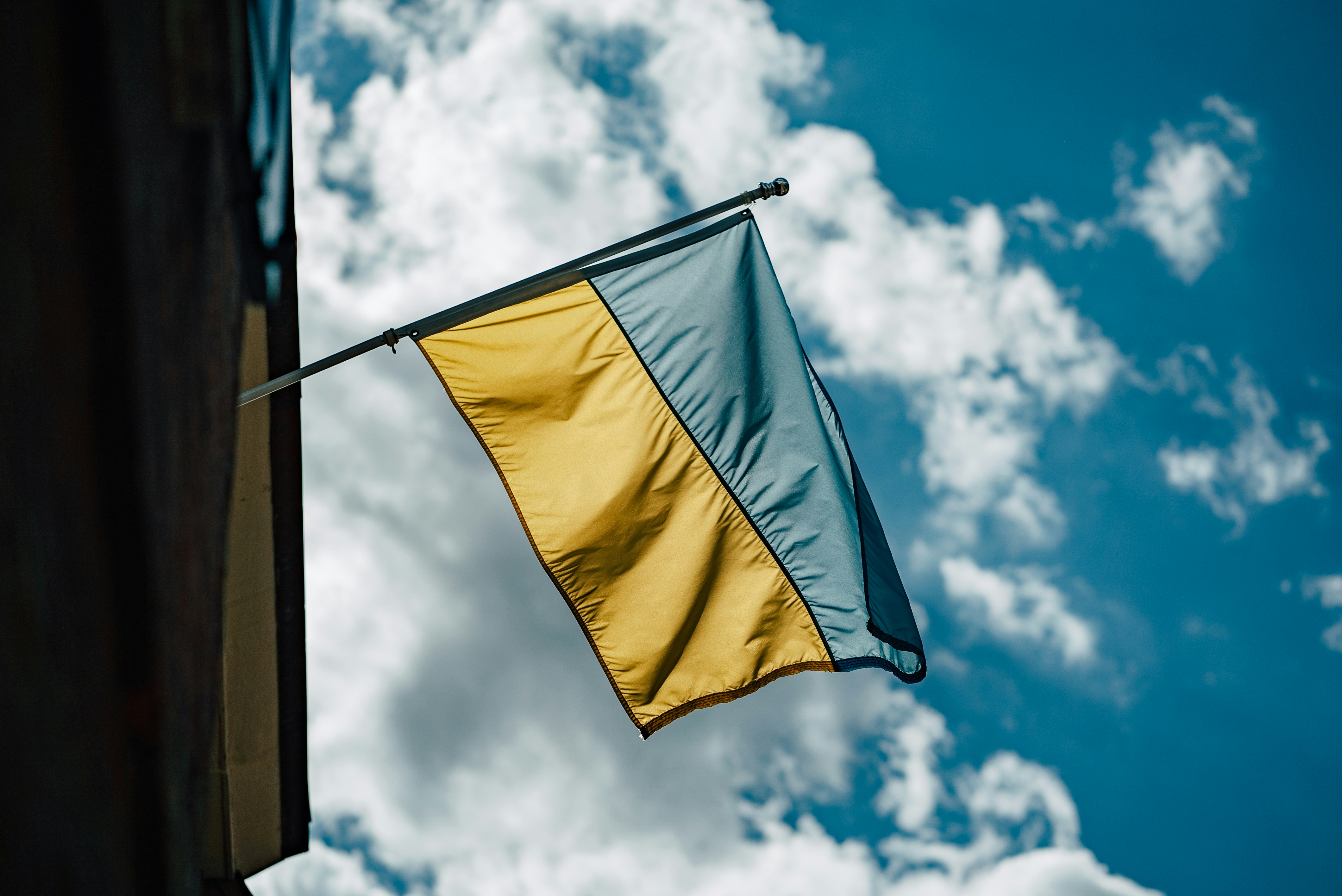 eine Flagge auf einem Mast