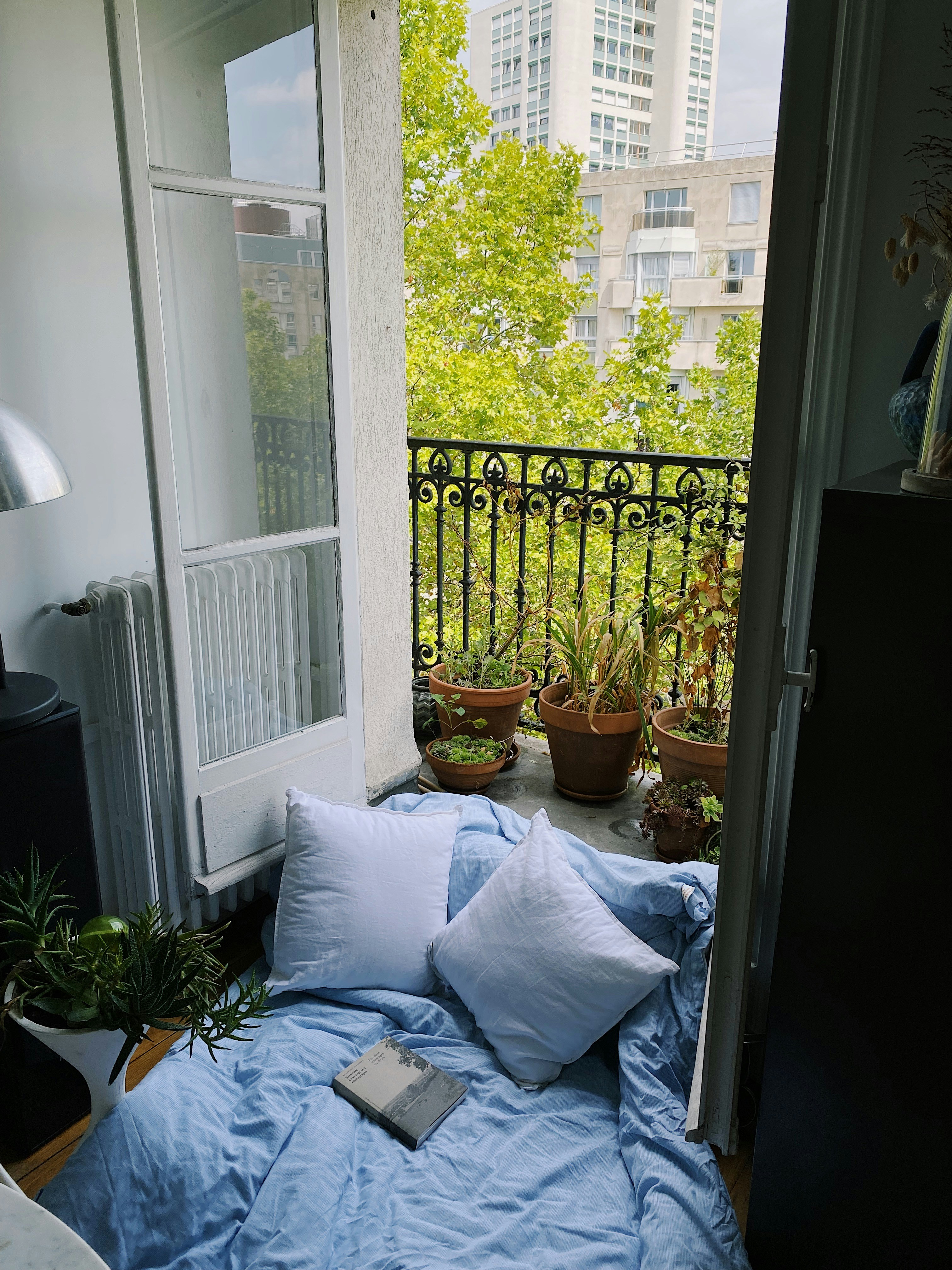 un lit avec des oreillers et un livre dessus