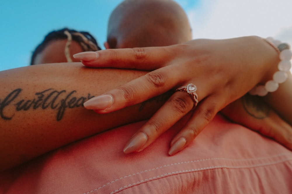 a mão de uma mulher com uma tatuagem sobre ele