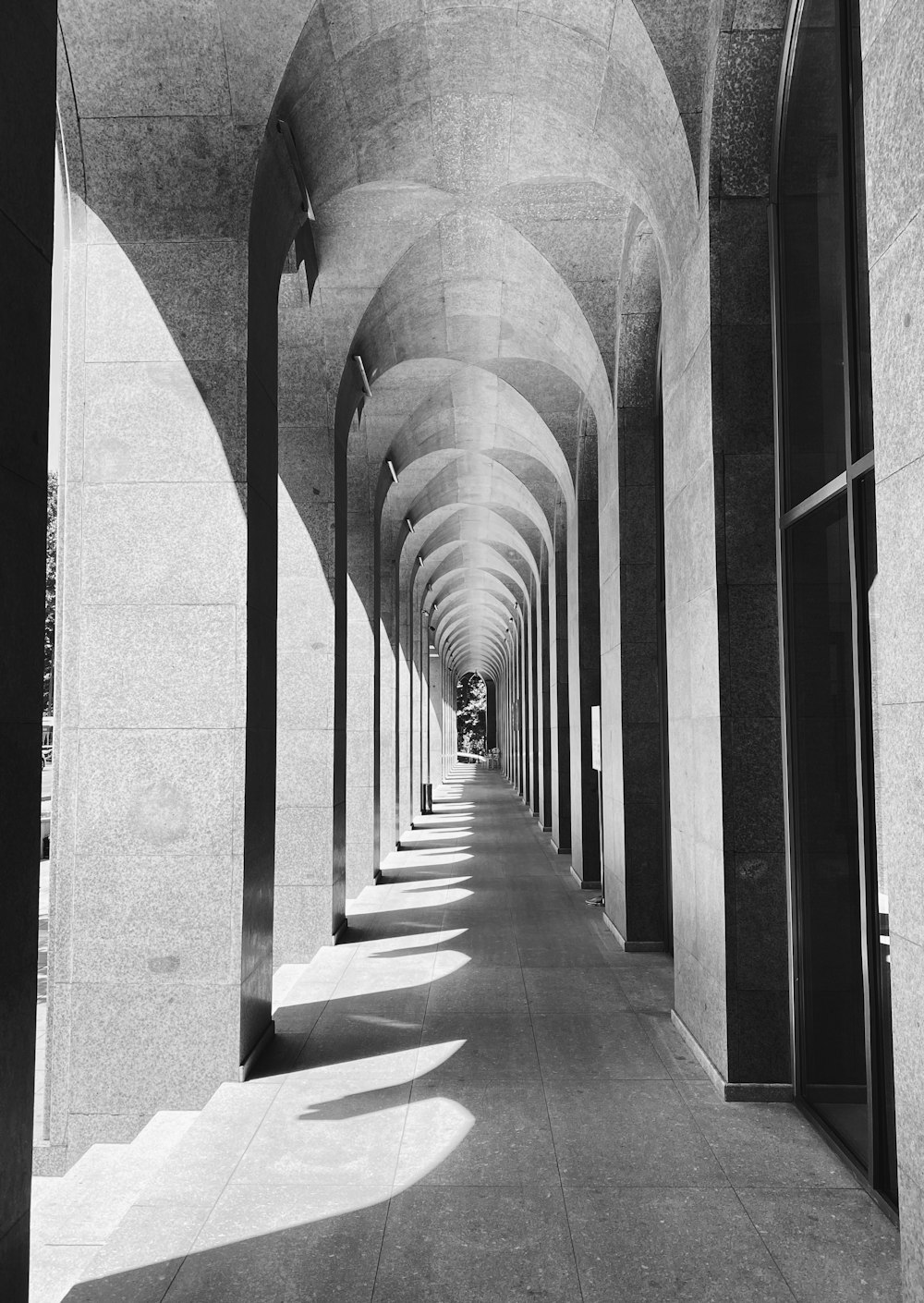 기둥이있는 복도의 흑백 사진