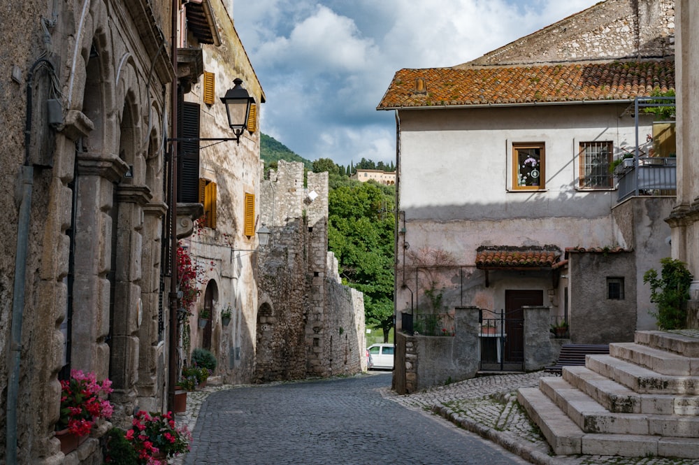 una calle de piedra con edificios a ambos lados de la misma