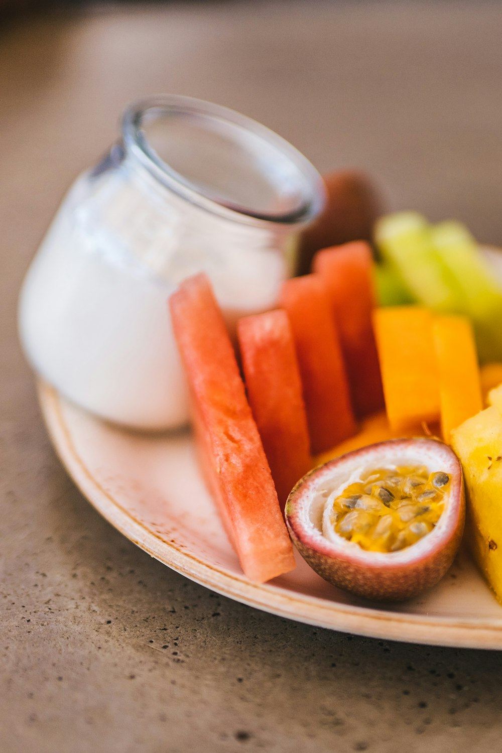 un plato de zanahorias en rodajas