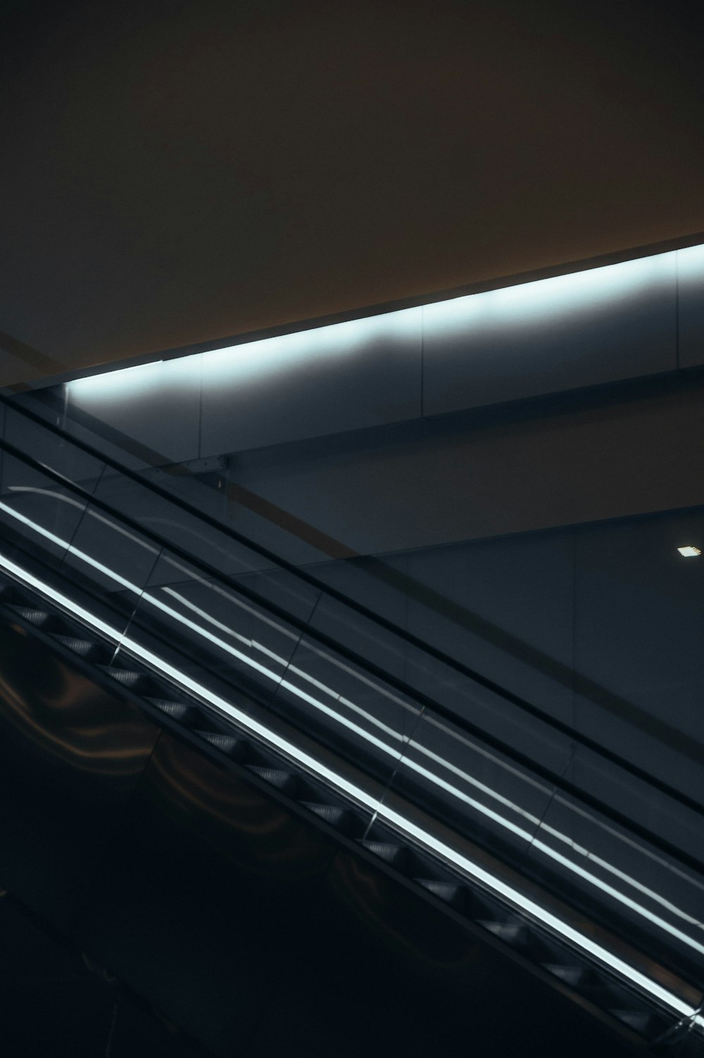 a blurry image of a hallway