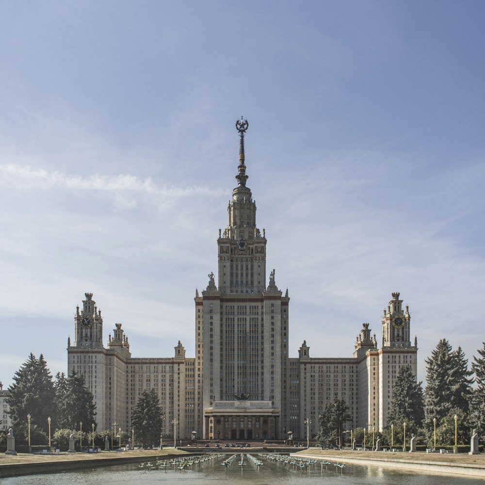 Un gran edificio con una torre alta