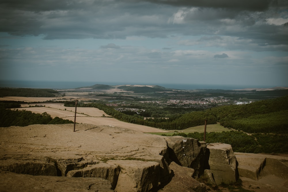 Eine Landschaft mit Felsen und Gras