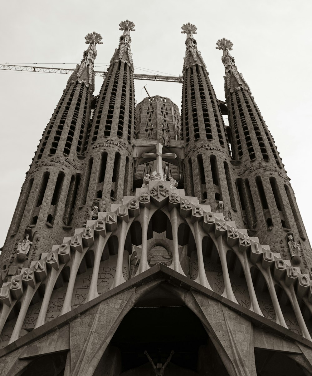 um grande edifício com torres com a Sagrada Família ao fundo