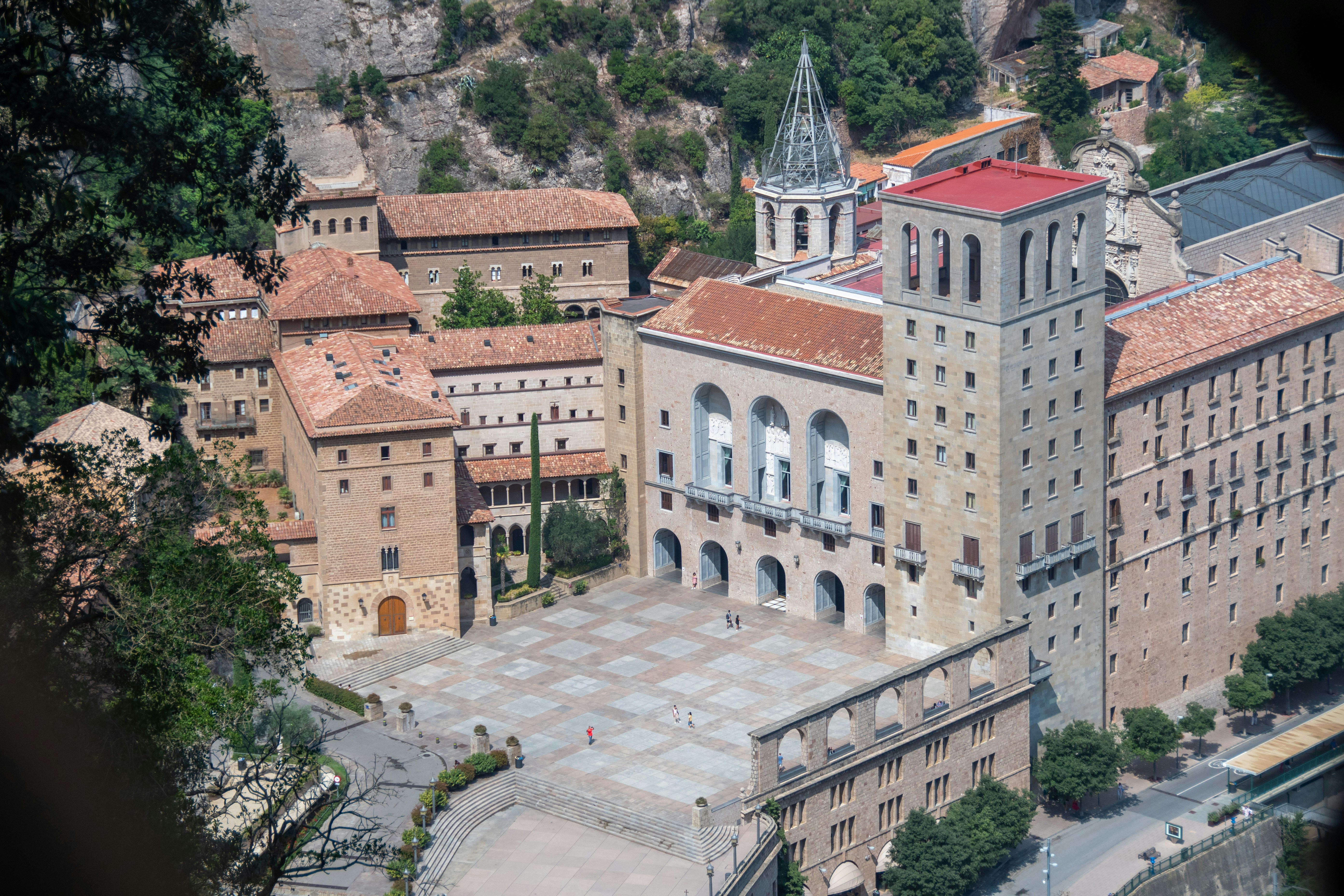 a large building with a bridge