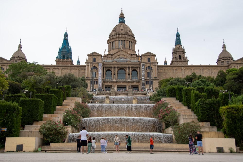 ein großes Gebäude mit einem Brunnen davor mit dem Museu Nacional d'Art de Catalunya im Hintergrund