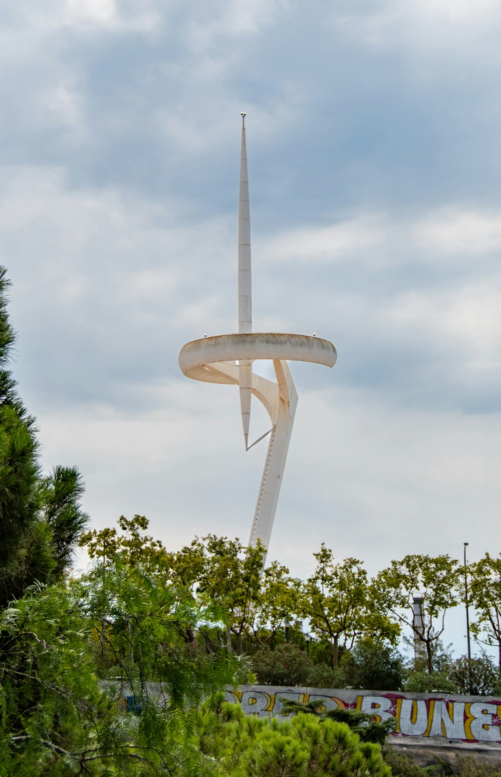 Ein hoher weißer Turm