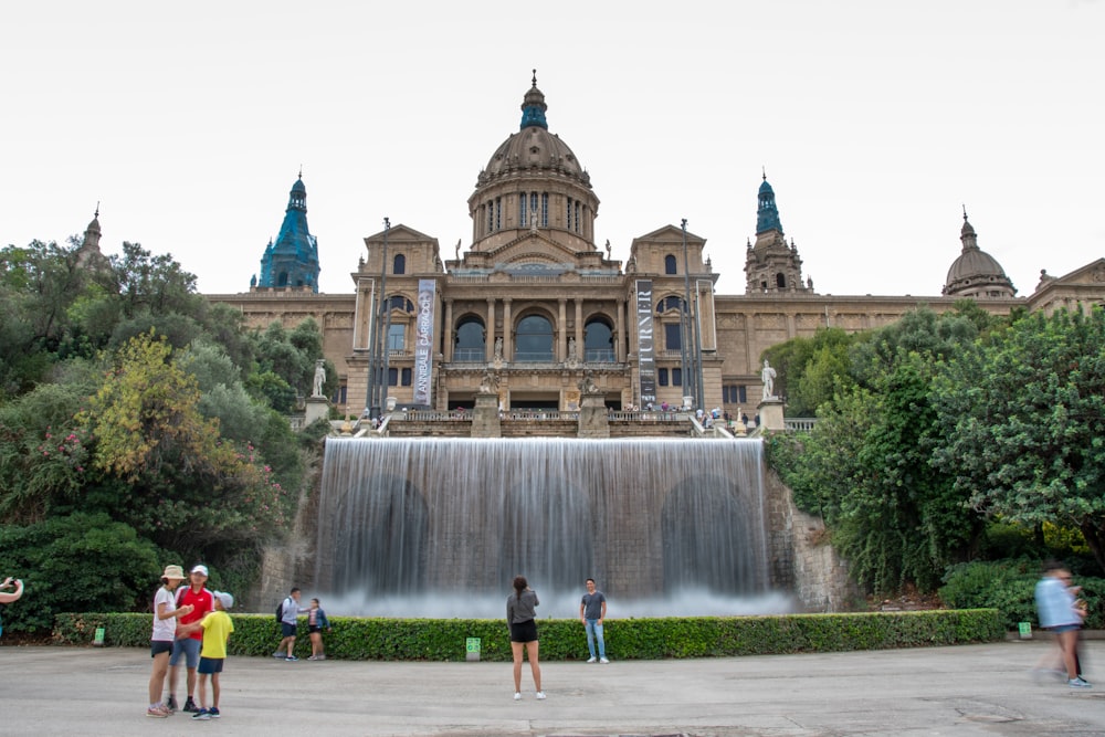ein großes Gebäude mit einem Brunnen davor mit dem Museu Nacional d'Art de Catalunya im Hintergrund