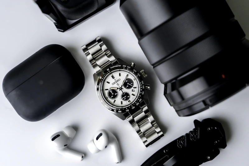 montre classique et montre connectée côte à côte