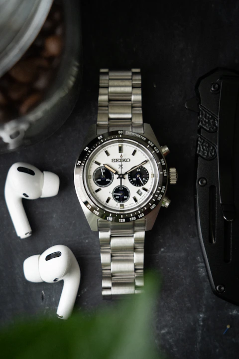 Wristwatch arranged with everyday accessories