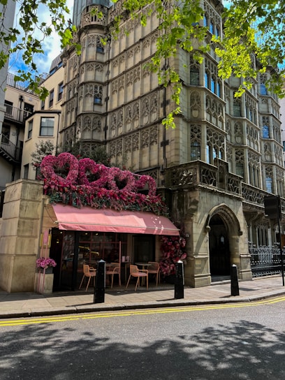 A cozy café in Magé with colorful streets in the background during warm sunset.