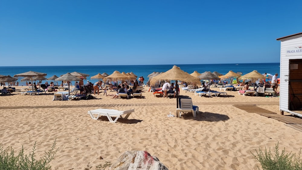 uma praia com guarda-sóis e cadeiras