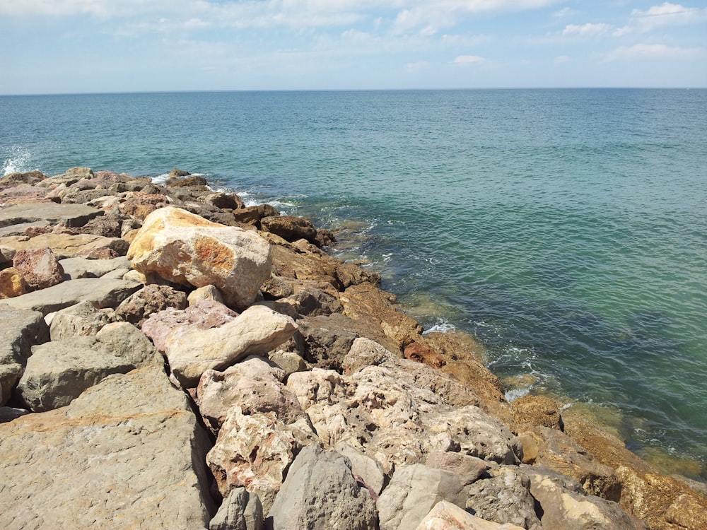 uma costa rochosa com água azul