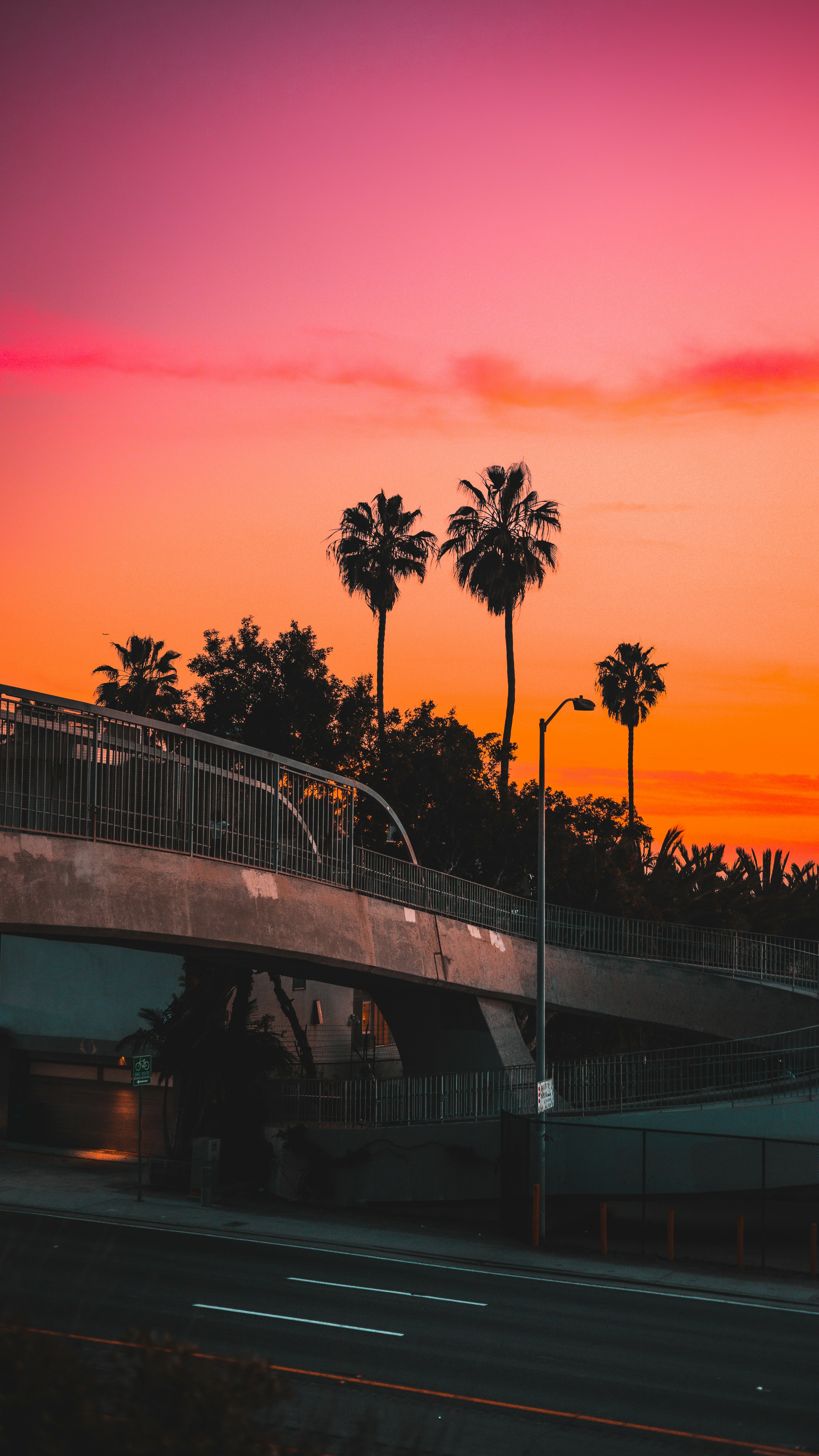 Ein Sonnenuntergang über einer Brücke