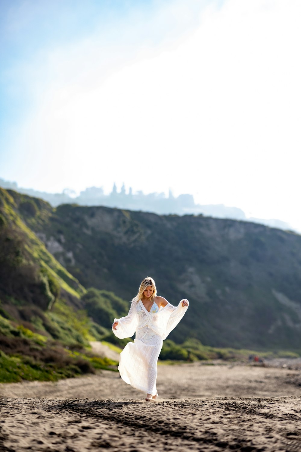 une personne en robe blanche