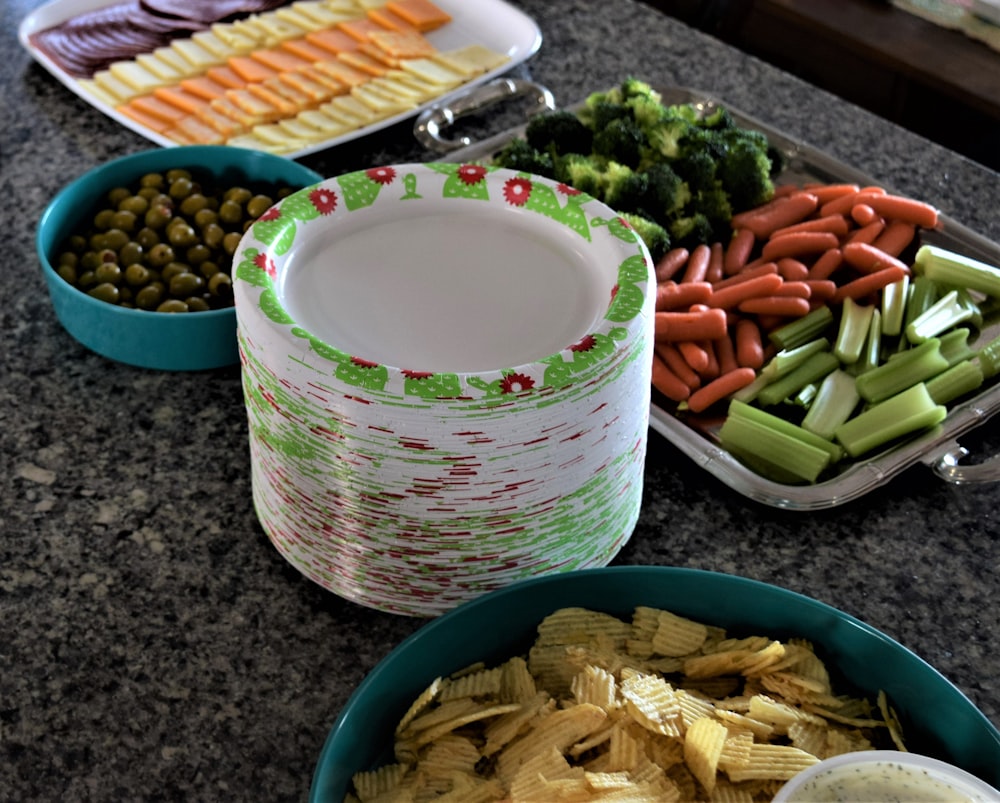 Una mesa está llena de comida