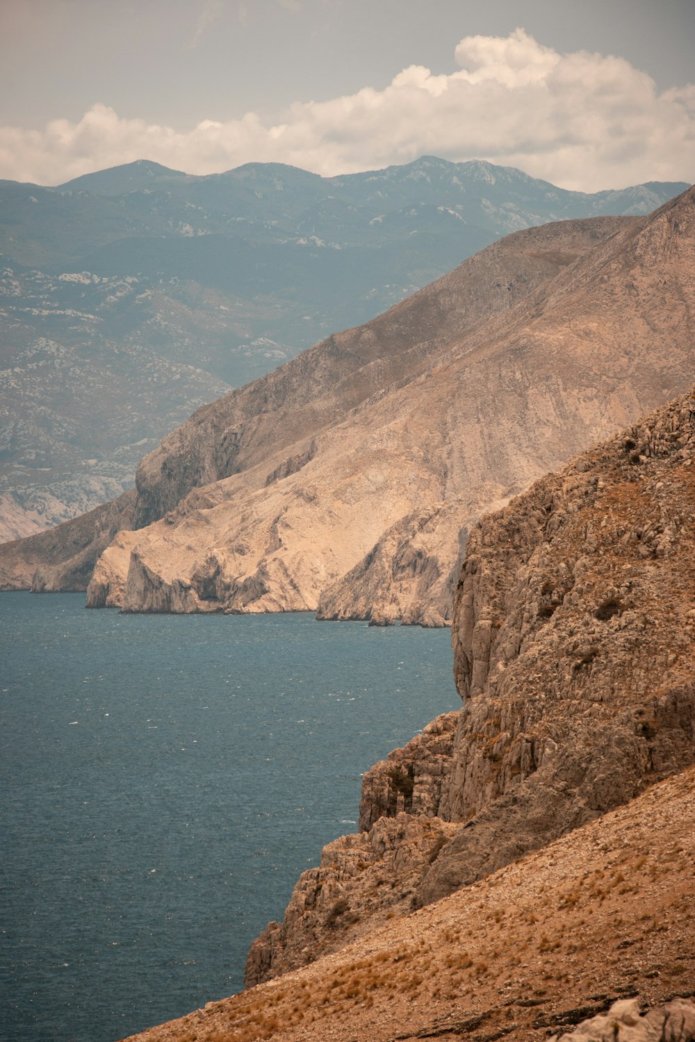 Uno specchio d'acqua con montagne nella parte posteriore