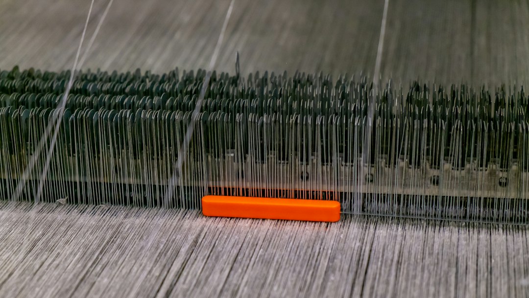 Fine material strands as a visual reference for stringing