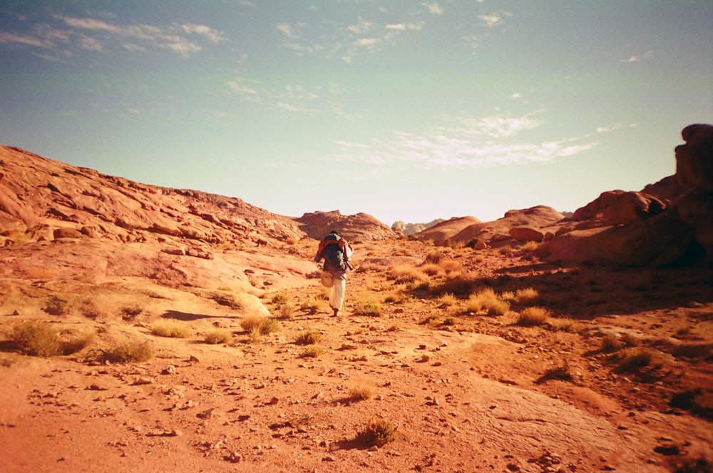 uma pessoa andando em um deserto