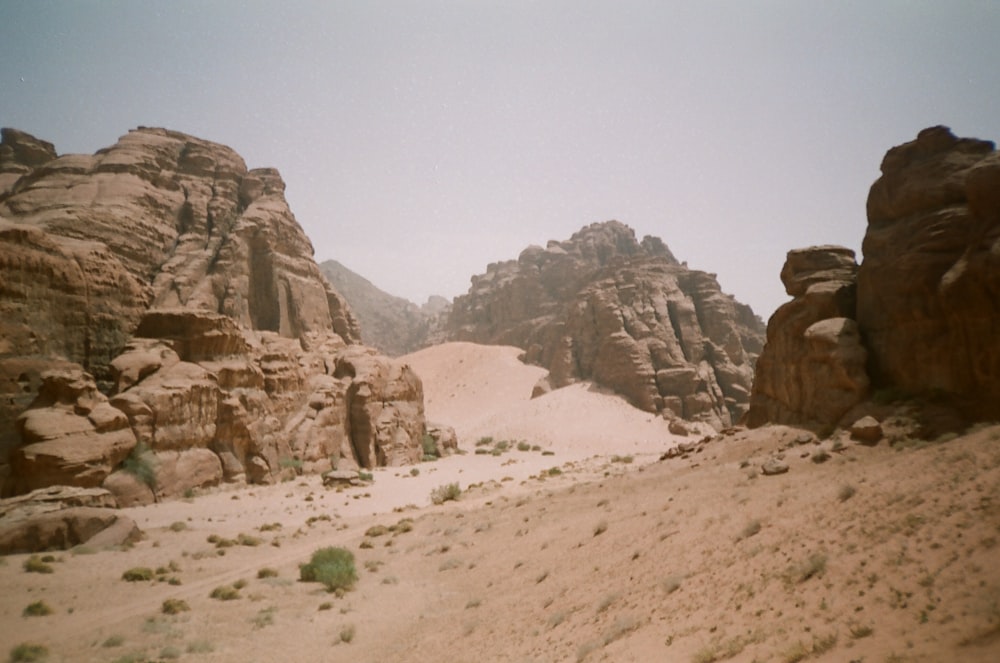 Eine Wüstenlandschaft mit Felsen