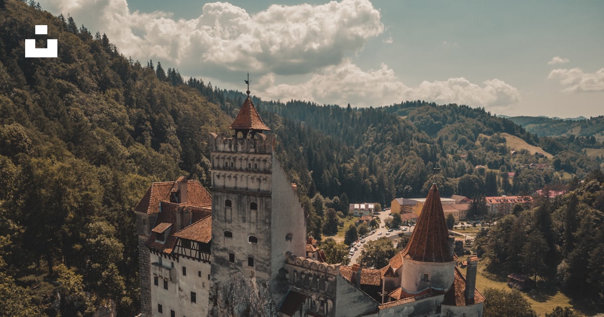 Foto Un castillo en una colina Imagen Castillo gratis en Unsplash