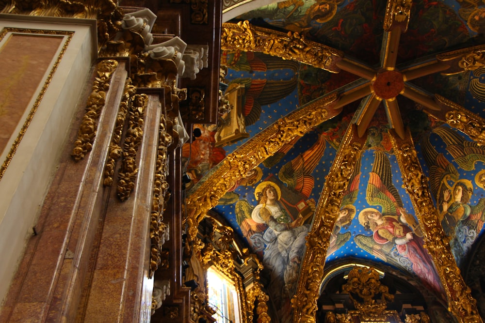 Un gran techo adornado con pinturas