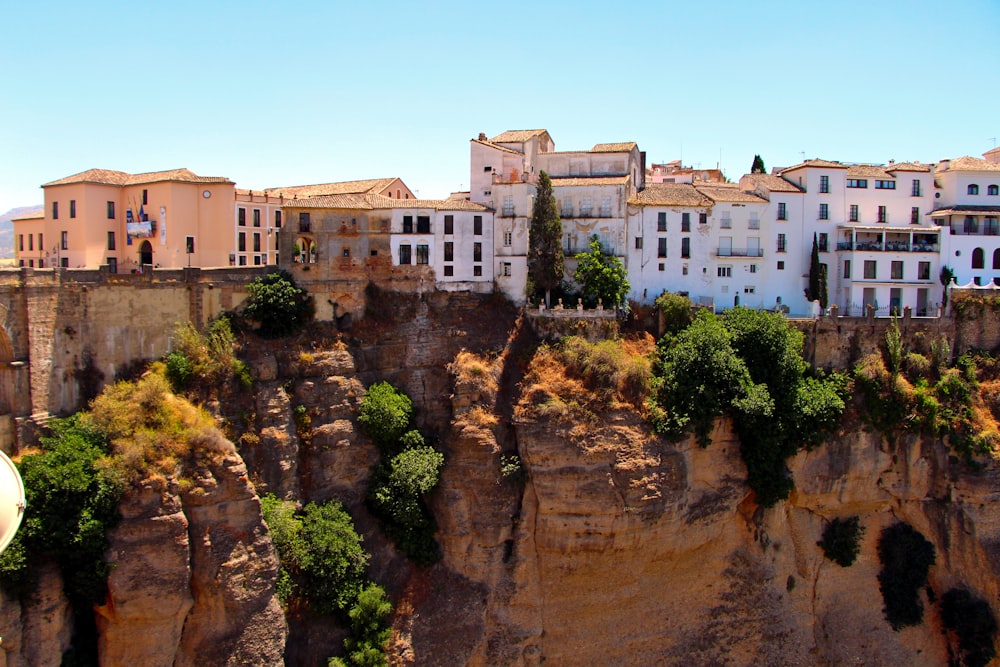 un grande edificio con una collina di fronte ad esso