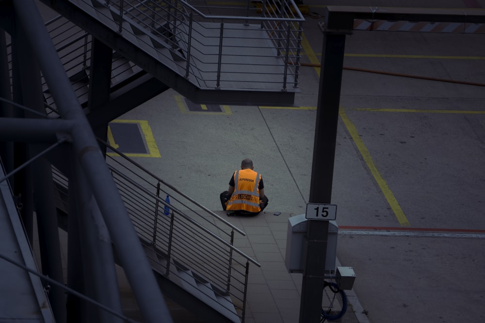 Eine Person in einer orangefarbenen Weste auf einer Strecke