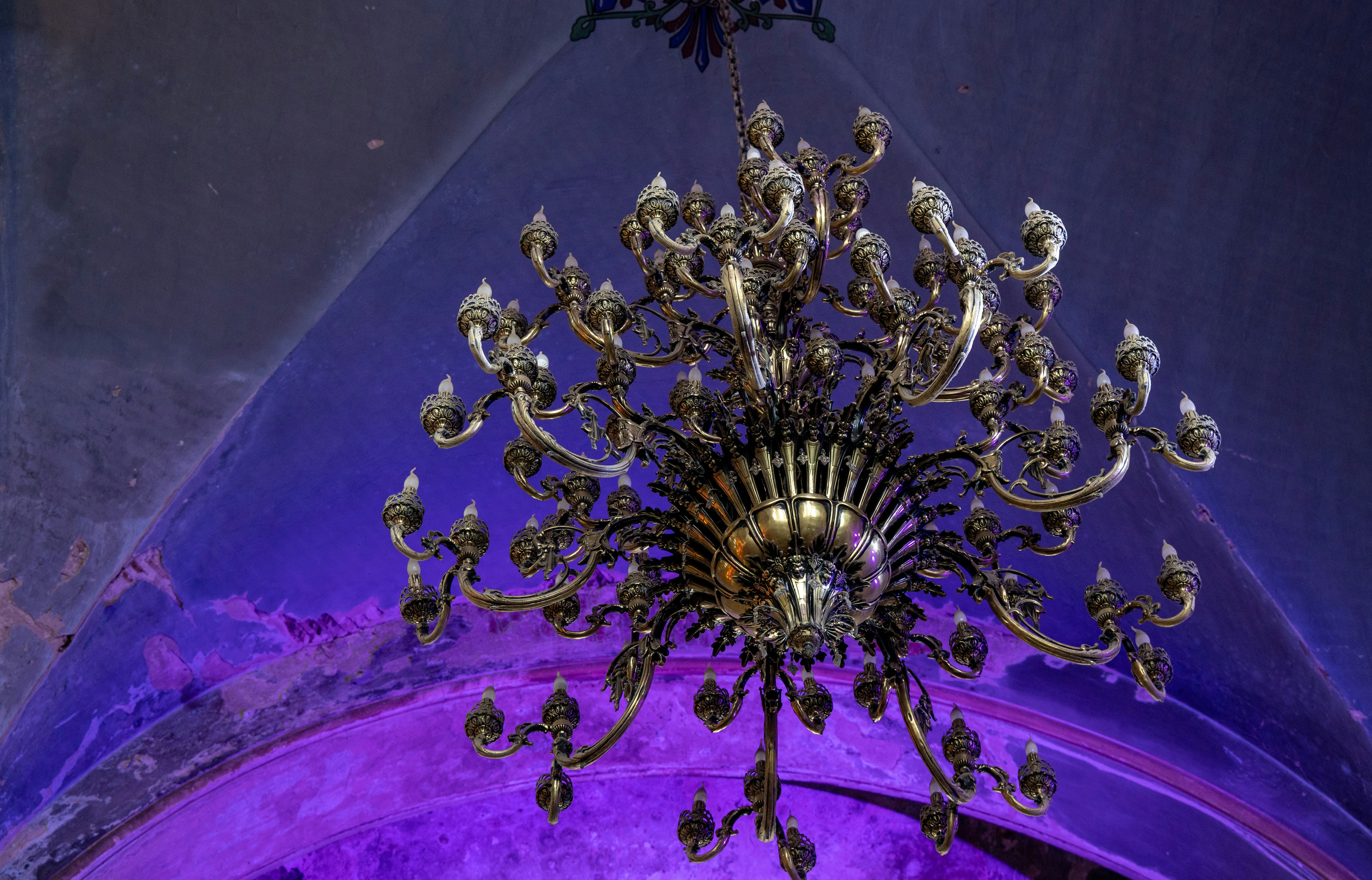 Un lustre avec de nombreux cristaux