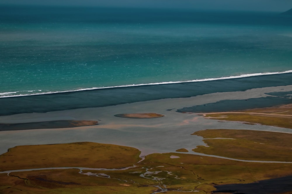 Una playa con arena y agua