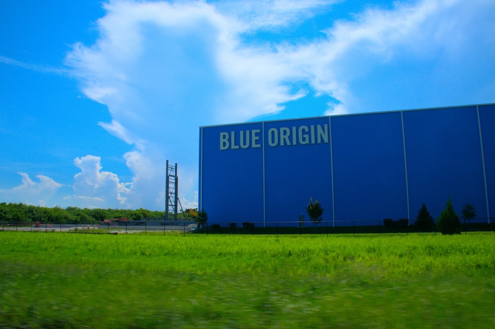 Un gran edificio azul con un letrero