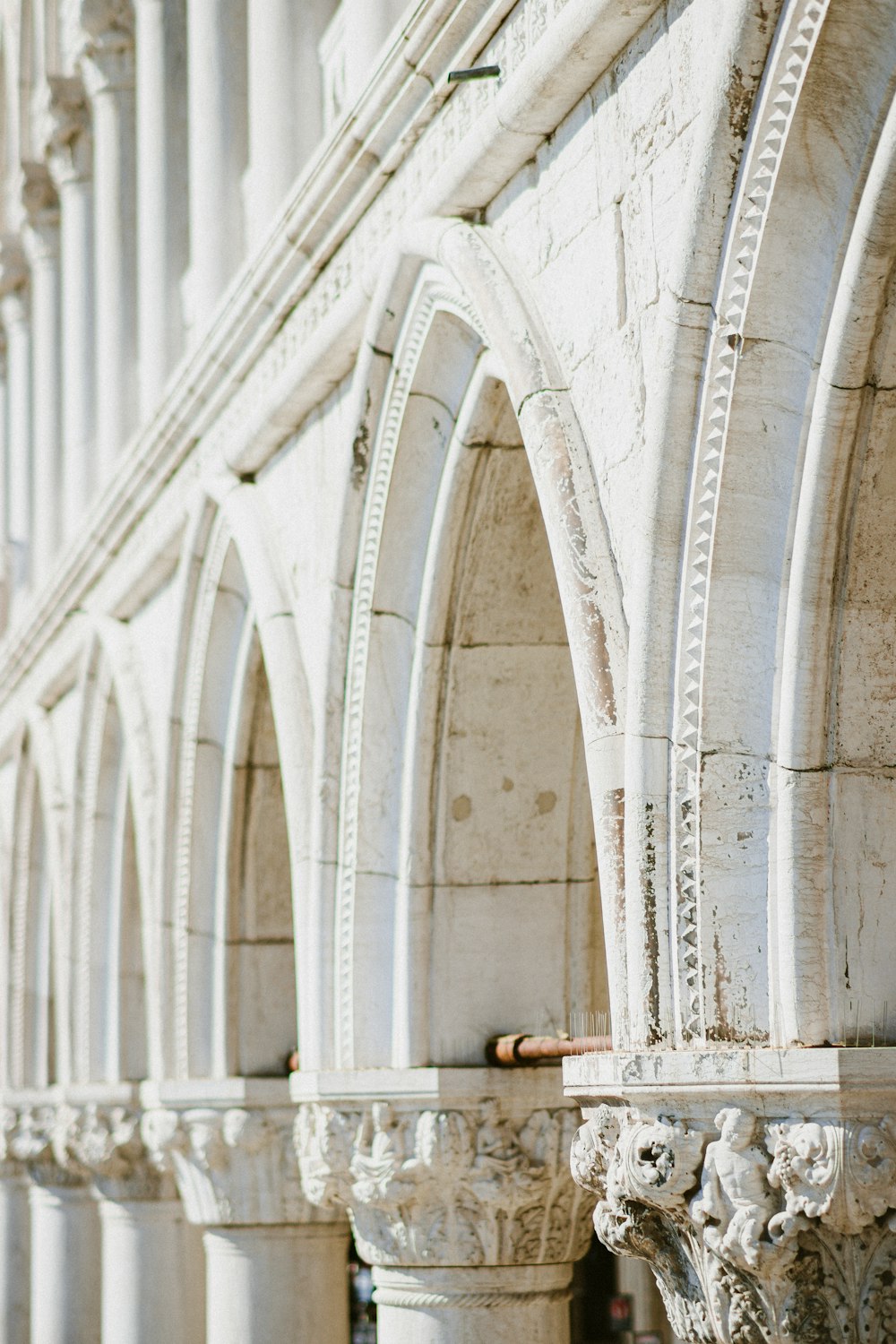 un edificio con molti archi