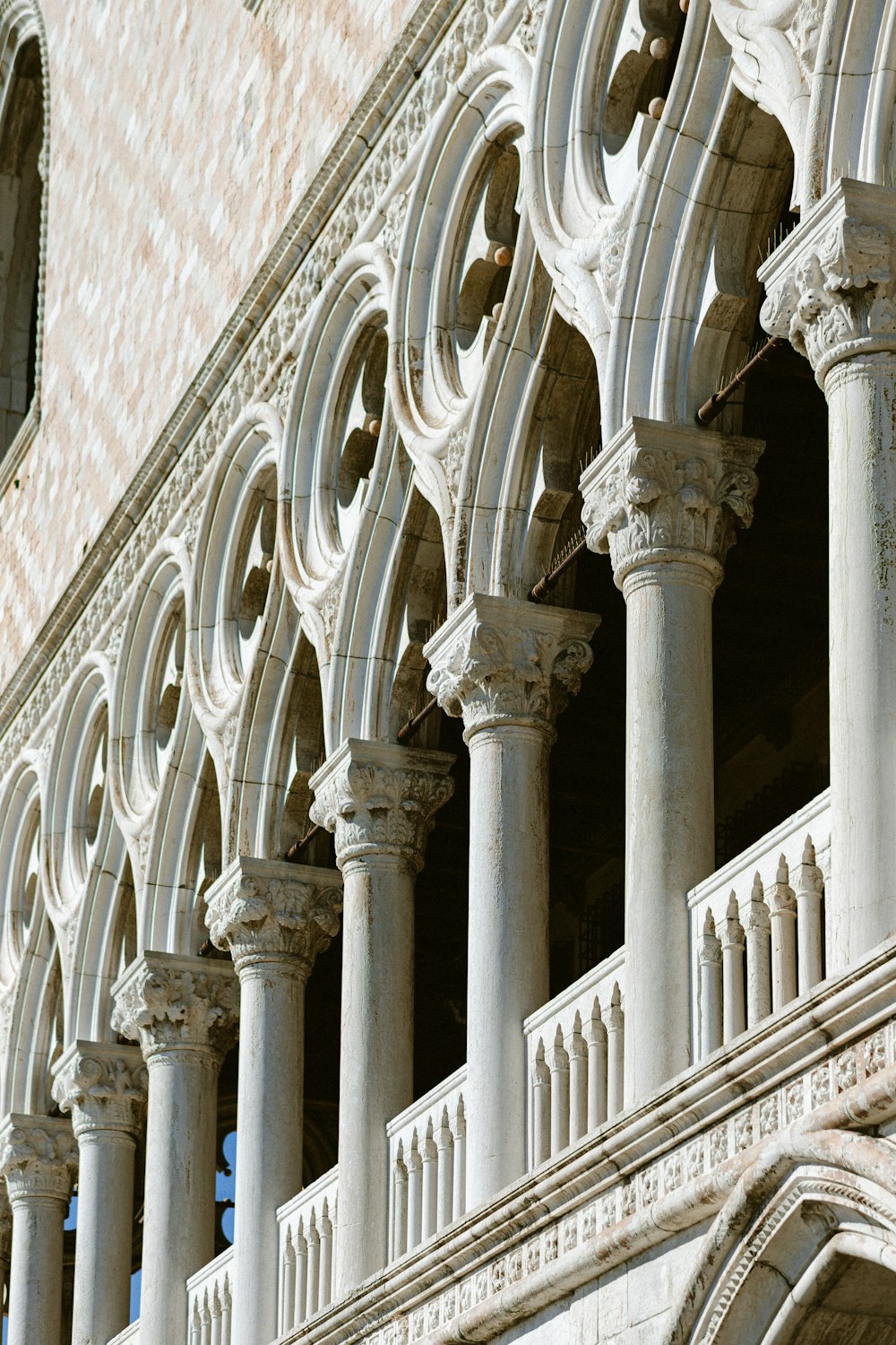 a building with many pillars