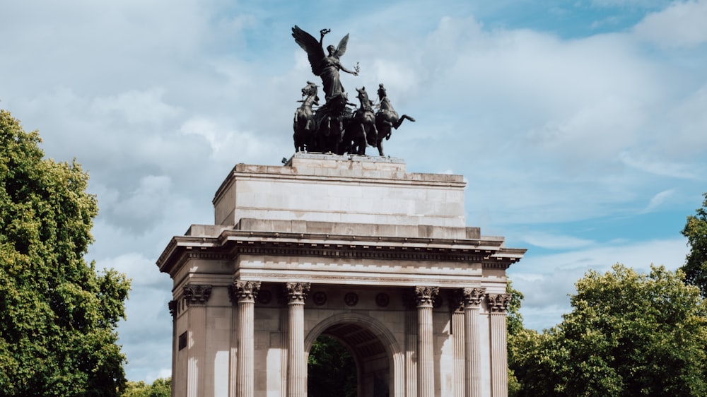 una estatua de una persona montando un caballo en un pedestal