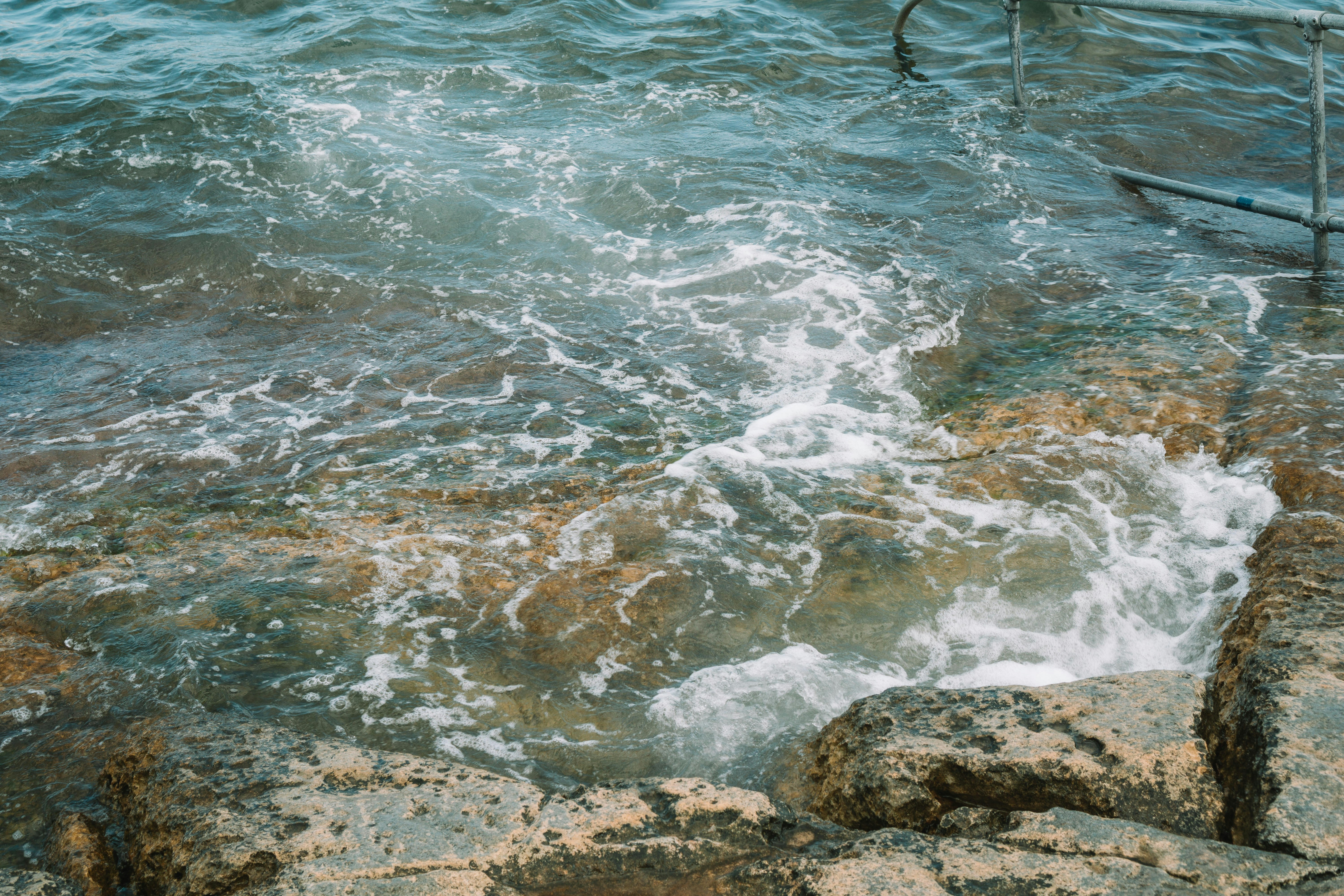 ein Gewässer mit Felsen und einem Dock