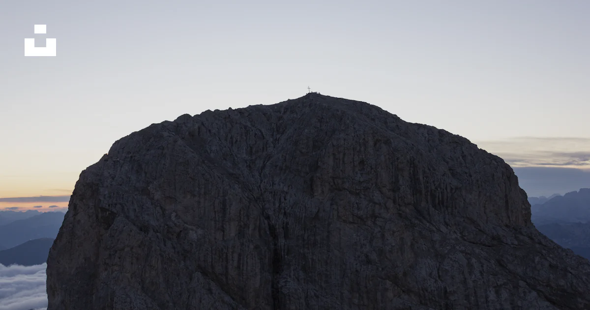 Gran Roca Foto Una gran roca con un par de personas en la parte superior – Imagen ...