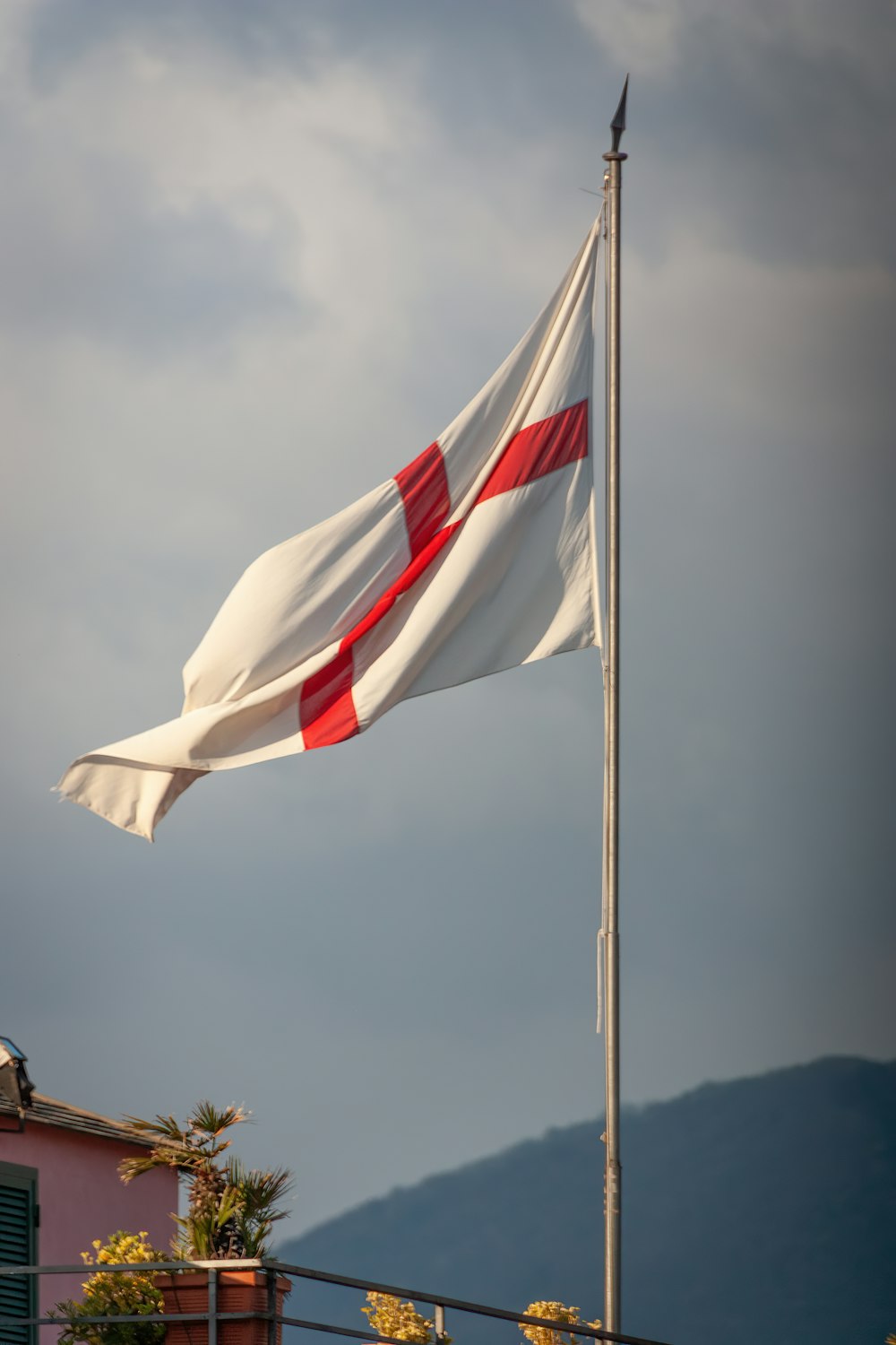 una bandera en un poste