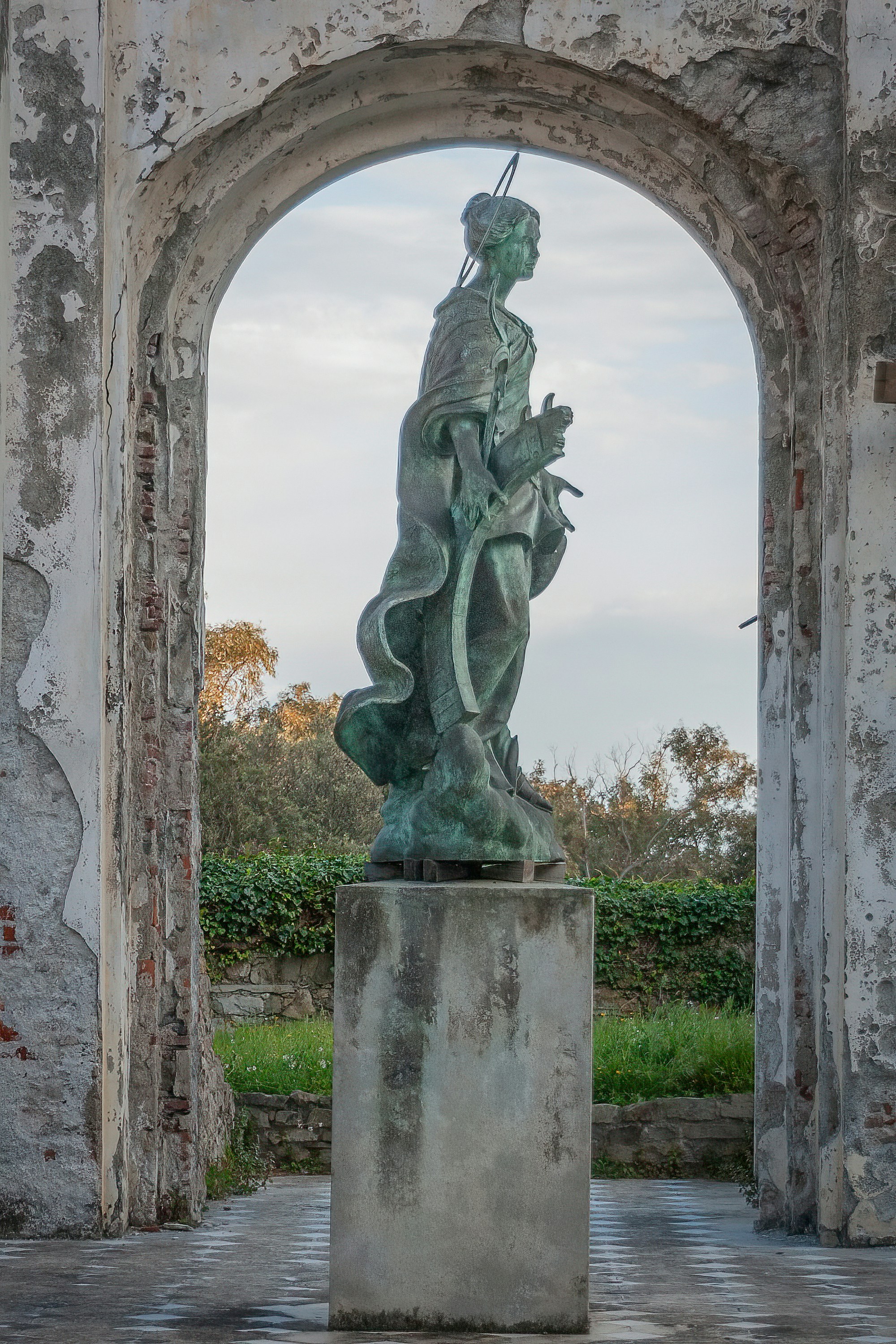 une statue d’une personne tenant un bâton