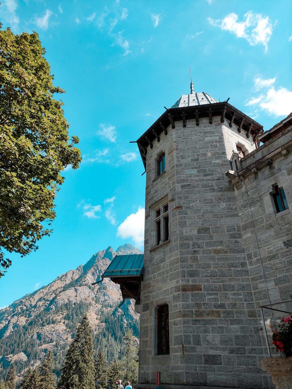 un bâtiment en pierre avec un clocher