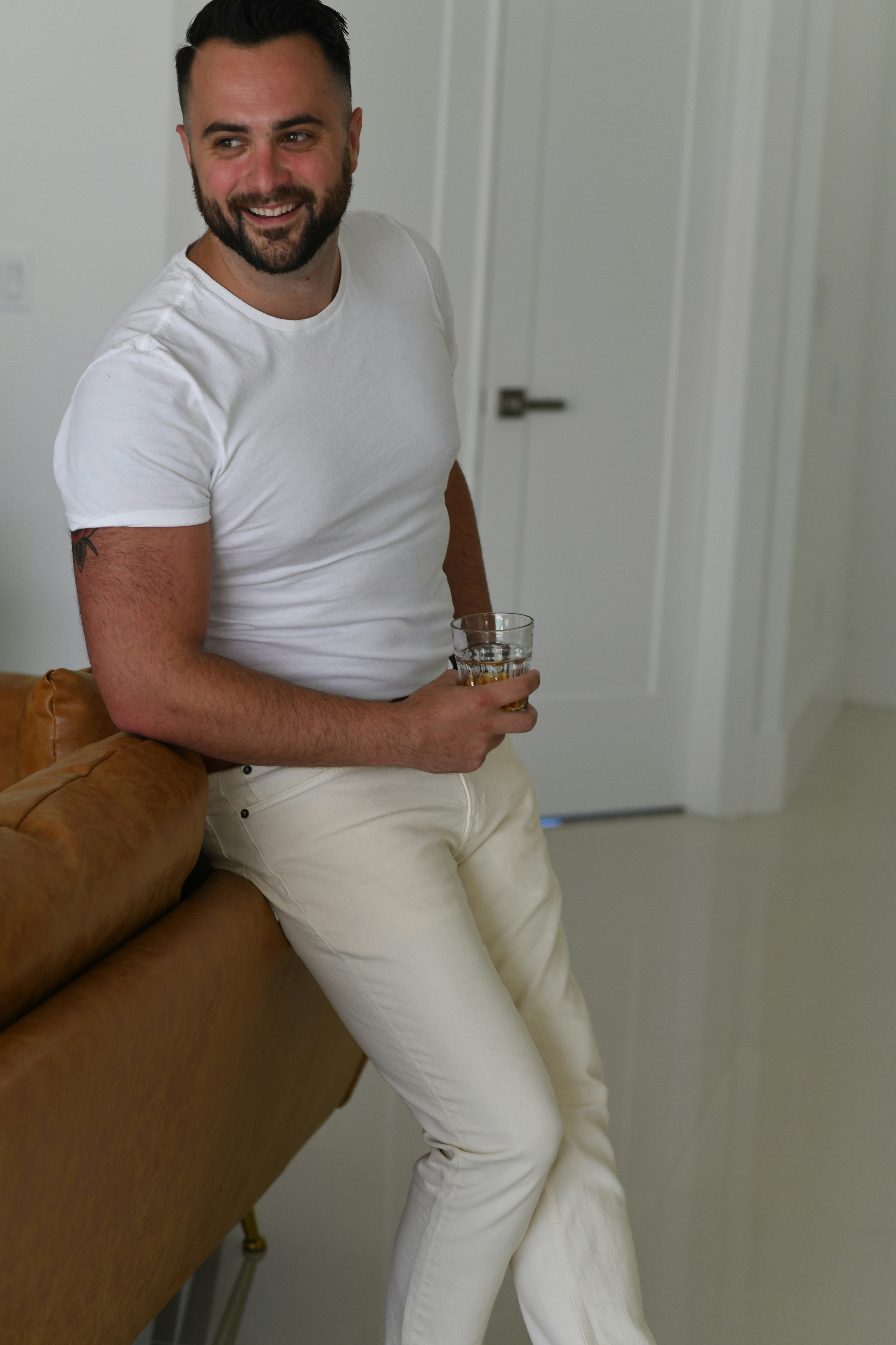 Ein Mann sitzt auf einer Couch