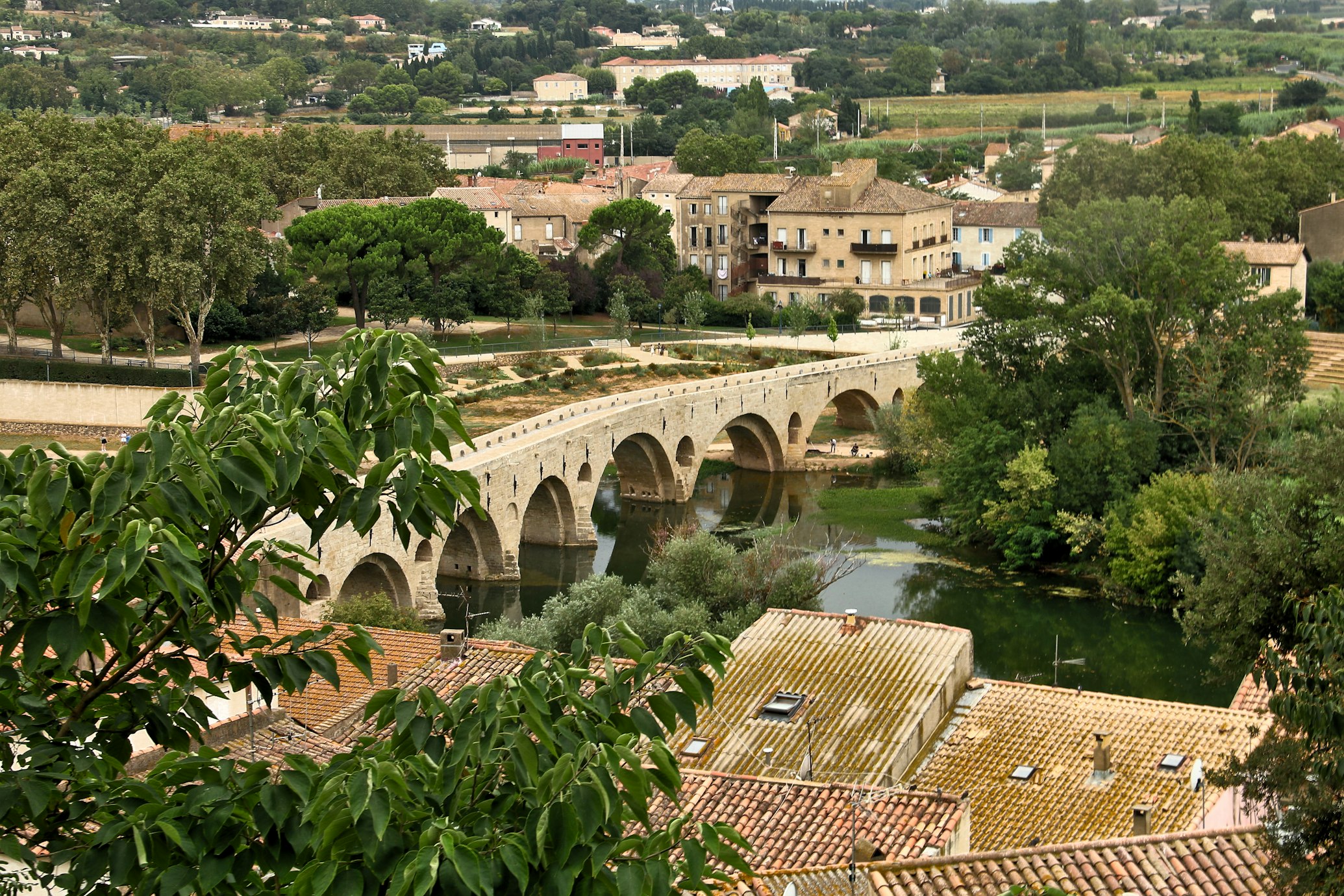 Vistas de la medieval ciudad de Béziers, con su puente y el río. 