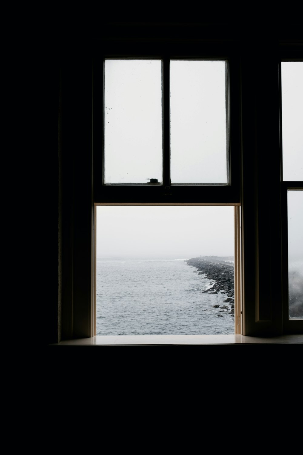 창문에서 바라보는 바다 풍경