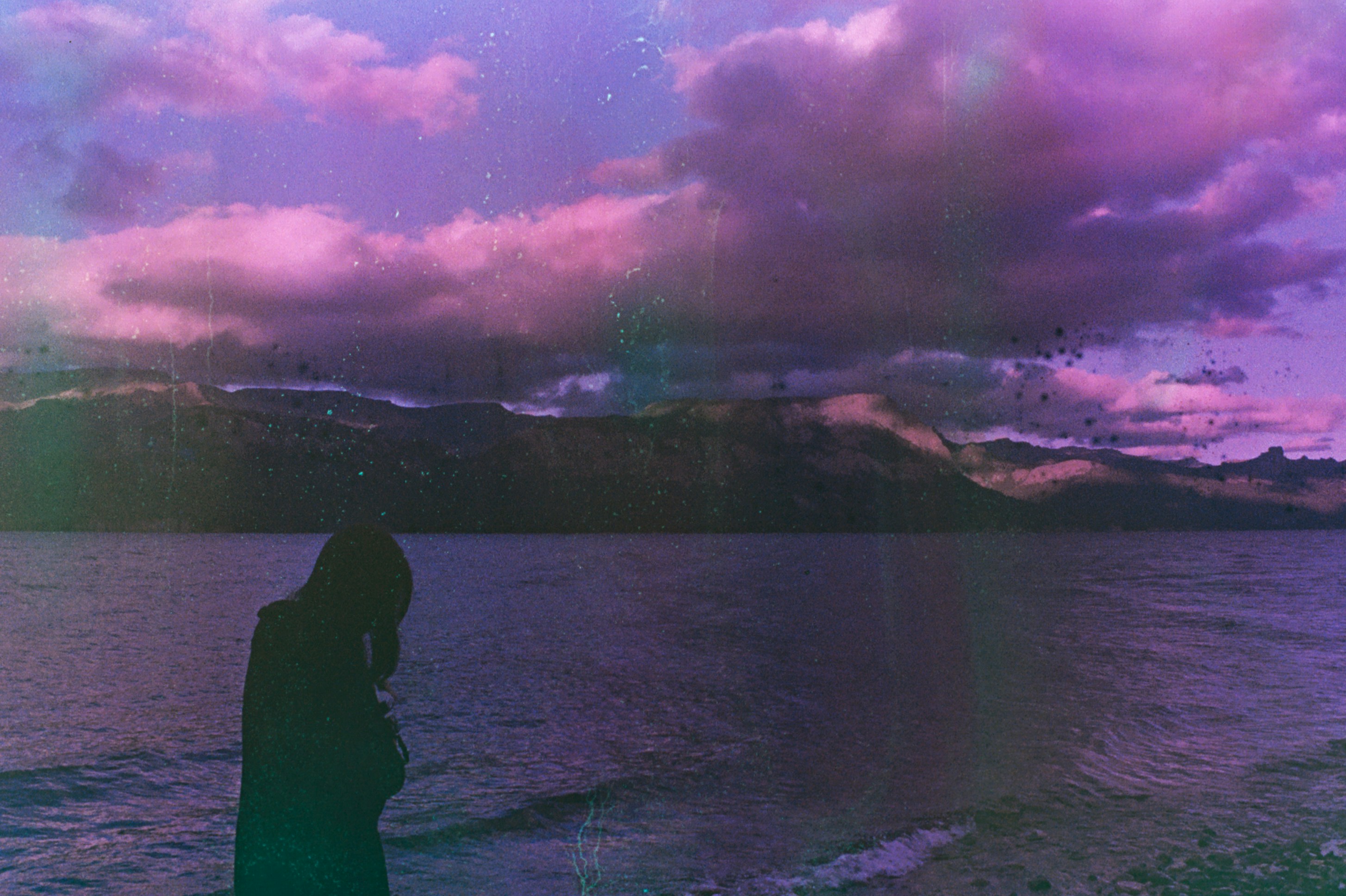 Kalabalıklardan uzaklaşmış, doğanın sessizliğinde tek başına yürüyen ve kendi iç dünyasına yolculuk yapan bir gezginin huzurlu manzarası.